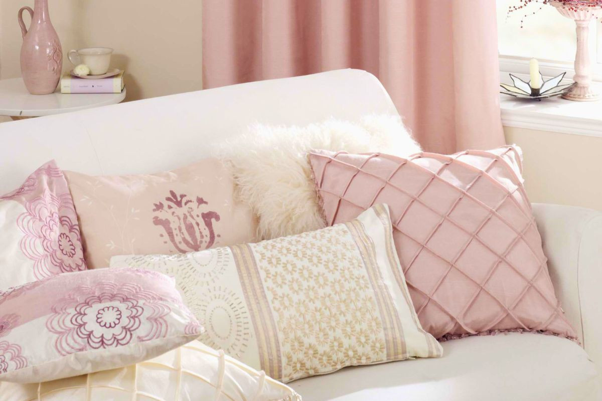 Mintás díszpárna kollekciók elegáns nappaliban