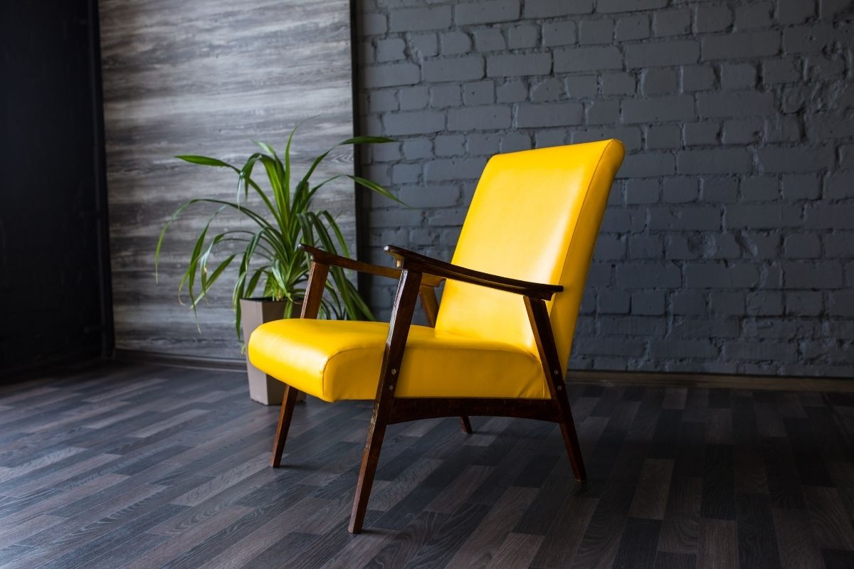 Sárga szék szürke fal előtt