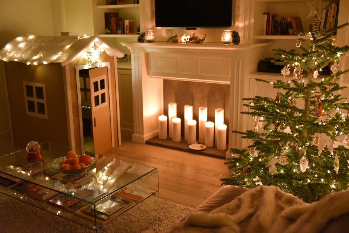 Meghitt karácsonyi nappali meleg fényekkel