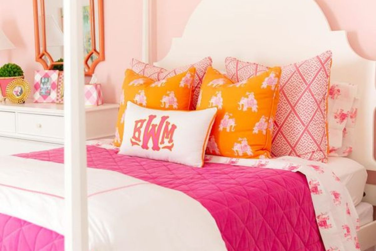Narancssárga és rózsaszín színkombinációjú hálószoba