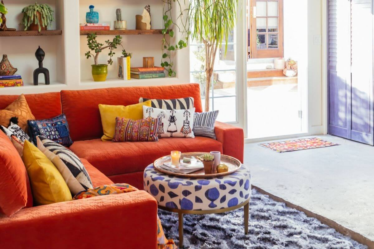 Szép nappali narancssárga kanapéval