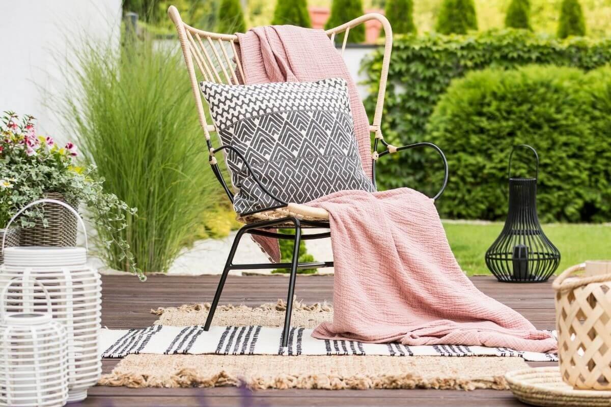 Kerti szék díszpárnával a teraszon