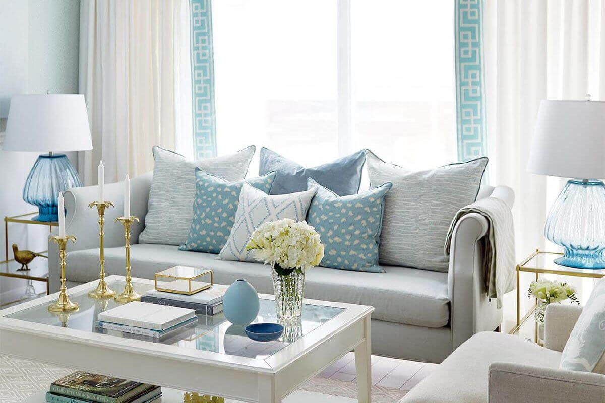 Kék, fehér és arany színű nappali