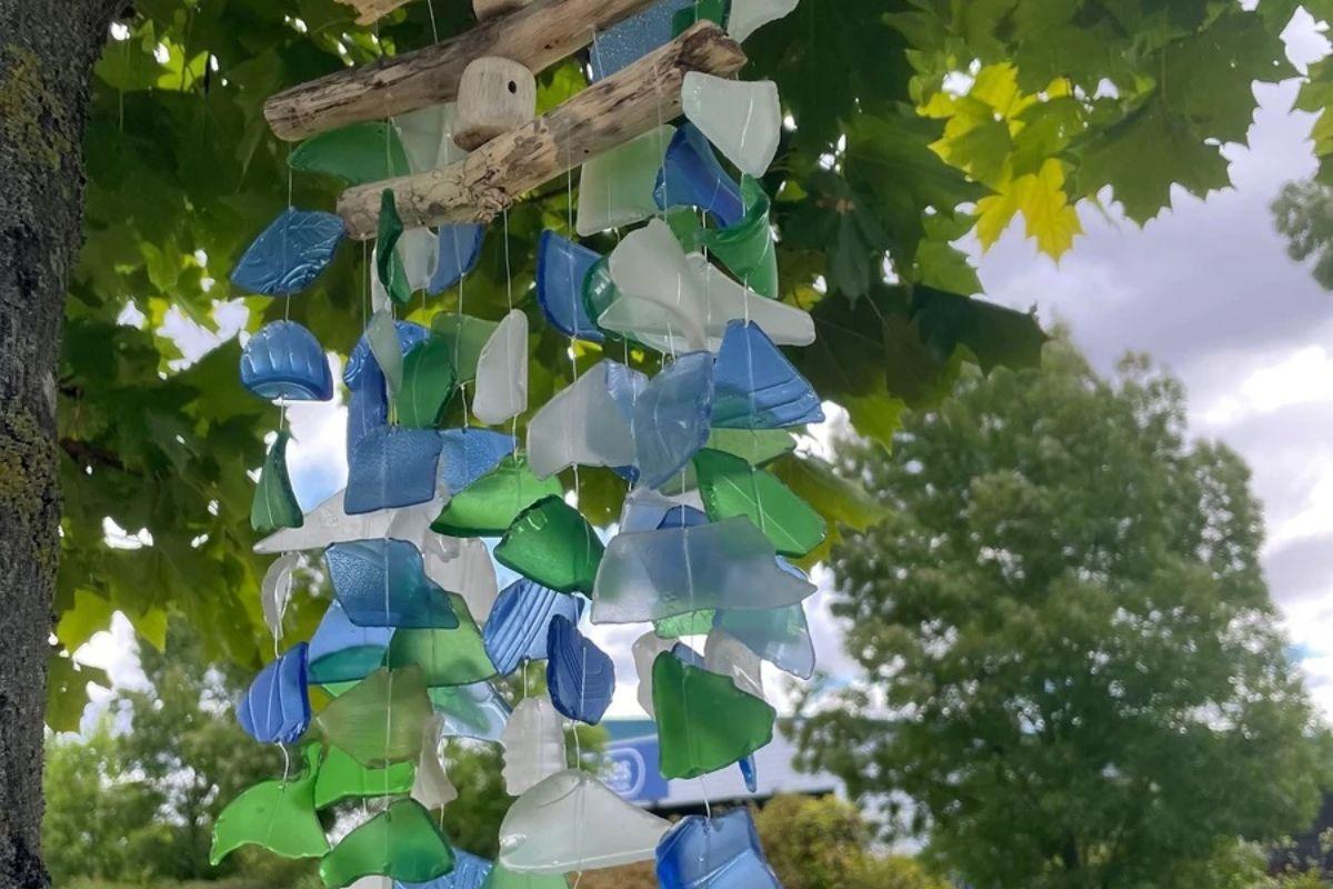 Szélcsengő uszadékfából és tengerparti üvegből – a szélcsengő jelentése és spirituális szerepe