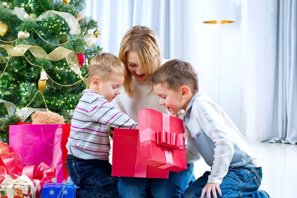 Gyerekek a karácsonyi ajándékokkal
