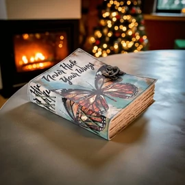 Bőrkötésű notesz „Sose rejtsd el a szárnyaidat” felirattal