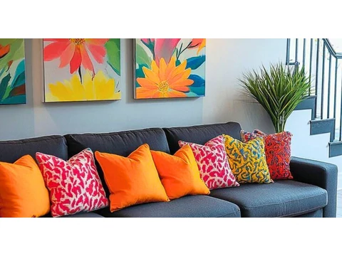 Hogyan frissítse fel otthonát díszpárnákkal? – Kreatív ötletek minden helyiségbe