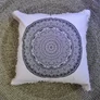 Kép 2/3 - Hagyományos Mandala Párnahuzat - 60x60cm - fekete
