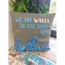 Kép 2/4 - Pamut Párnahuzat Felirattal - We are Waves - Szürke