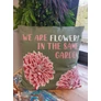 Kép 2/4 - Pamut Párnahuzat Felirattal - We are Flowers - Olívazöld