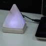 Kép 2/3 - Minőségi USB Fehér Piramis  Sólámpa - 9 cm (színváltós)