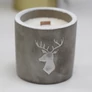 Kép 2/6 - Közepes Beton Szójagyertya Fa Kanóccal - Szarvas - Whiskey és Füst
