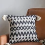 Kép 4/4 - Fekete és Krém Bojtos Díszpárna