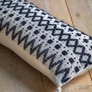 Kép 4/5 - Fekete és Krém Bojtos Díszpárna 45x90 cm